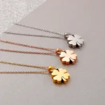 Thin chain necklace with thick 4-leaf clover and central zirconia ZIEA