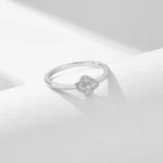 Fine 4-leaf clover ring in chased silver mounted with zircon - 925 sterling silver DELIA